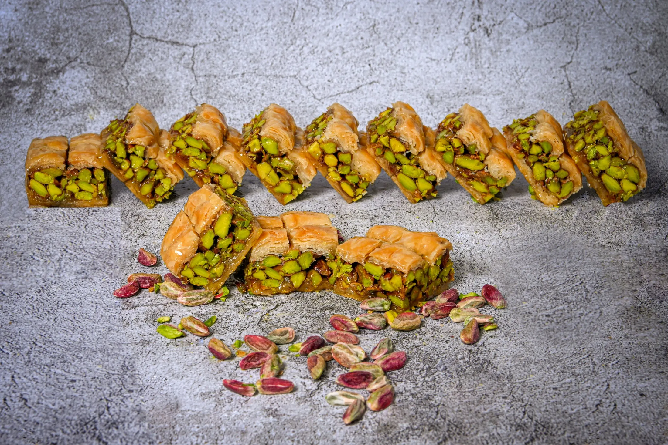 Reihe aus Baklava-Stücken mit Pistazien für eine Geschenkbox