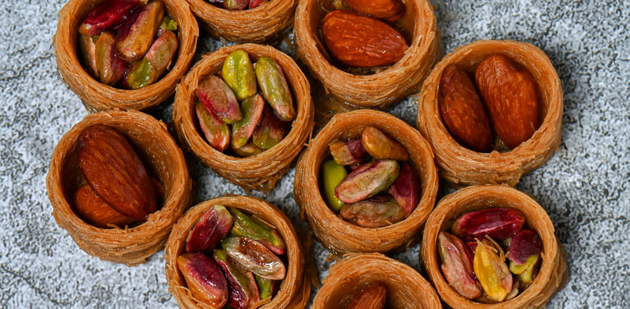 Vogelnest Baklava mit Pistazien und Mandeln von Galaxy Patisserie